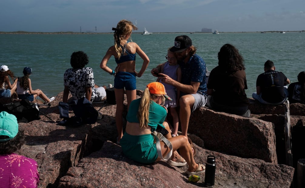 Decenas de personas se congregaron en las inmediaciones de Starbase para presenciar el lanzamiento, que fue suspendido instantes antes del despegue (16/07/2026). Foto: AFP