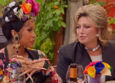 Entre nervios y admiración, Cardi B prepara chiles en nogada para Angélica María