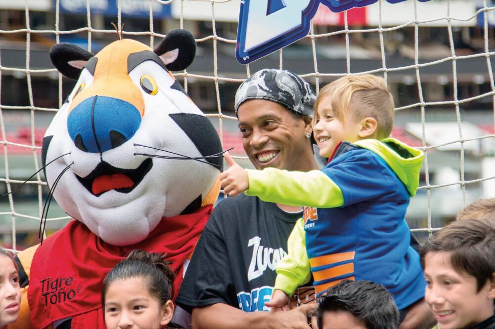 El ídolo asistió al Estadio Azteca, donde convivió con niños (IMAGO7)