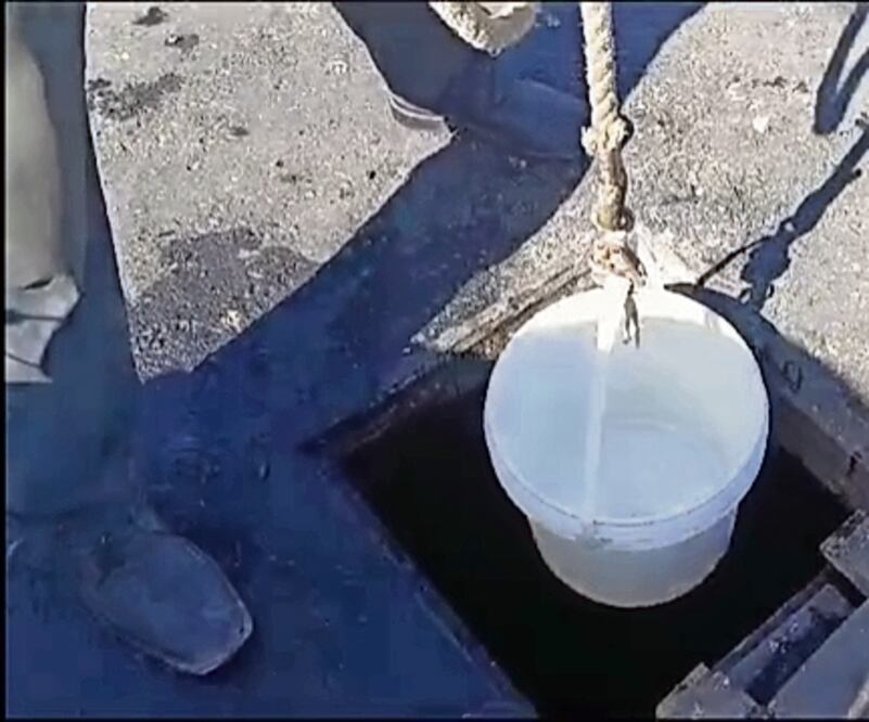 Vecinos de Ecatepec abren registros para sacar líquido. Foto: Emilio Fernández