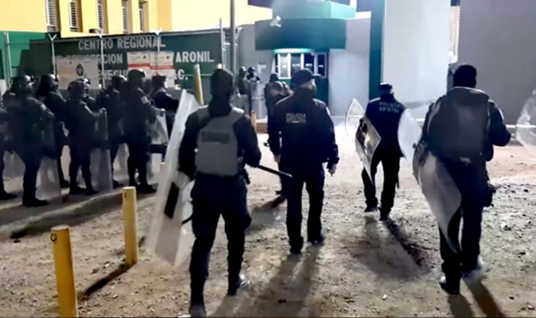 Trasladan a 398 internos a otros centros penitenciarios tras controlar motín en penal de Zacatecas