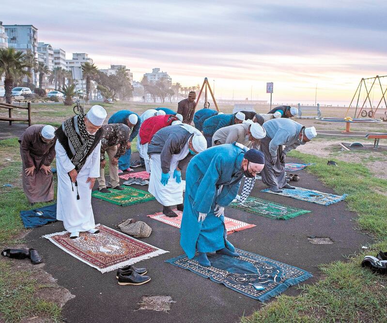 Un pequeño grupo de musulmanes rezan en Ciudad del Cabo, al inicio del Ramadán. Foto: RODGER BOSCH. AFP