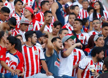 Grupo de aficionados de Chivas convoca protesta contra directiva