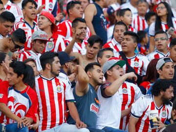 Grupo de aficionados de Chivas convoca protesta contra directiva