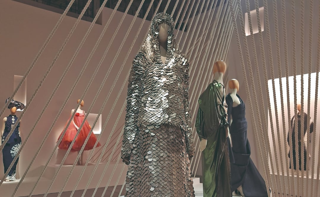 Un vestido de Sylwia Nazzal hecho con 10 mil monedas de Palestina. A la derecha, una creación de Yousef Akbar, de Arabia Saudita. Foto: de Frida Juárez. El Universal