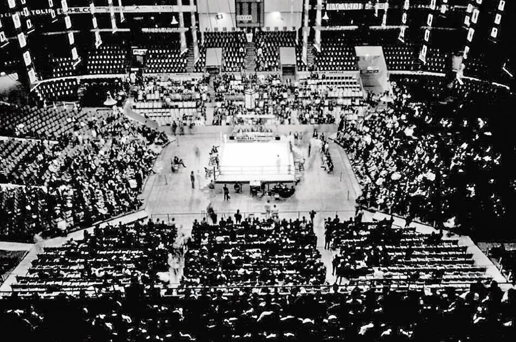 El público se prepara para presenciar un encuentro de box en el ring de la Arena México durante los Juegos Olímpicos de 1968. Este conocido inmueble fue inaugurado en abril de 1956 y se encuentra en la calle de Doctor Lavista (COLECCIÓN VILLASANA-TORRES)