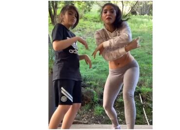 Hijo de Ana Bárbara divierte con peculiar baile junto a su madre