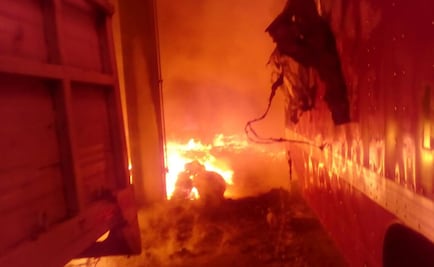 Bomberos controlan incendio en fábrica de hule espuma en Iztapalapa