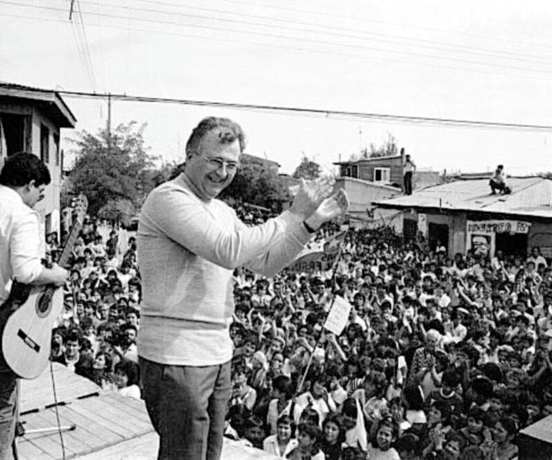 El cura francés Pierre Dubois en su recepción en la Población La Victoria, en 1990. CORTESÍA ARCHIVO FORTÍN MAPOCHO