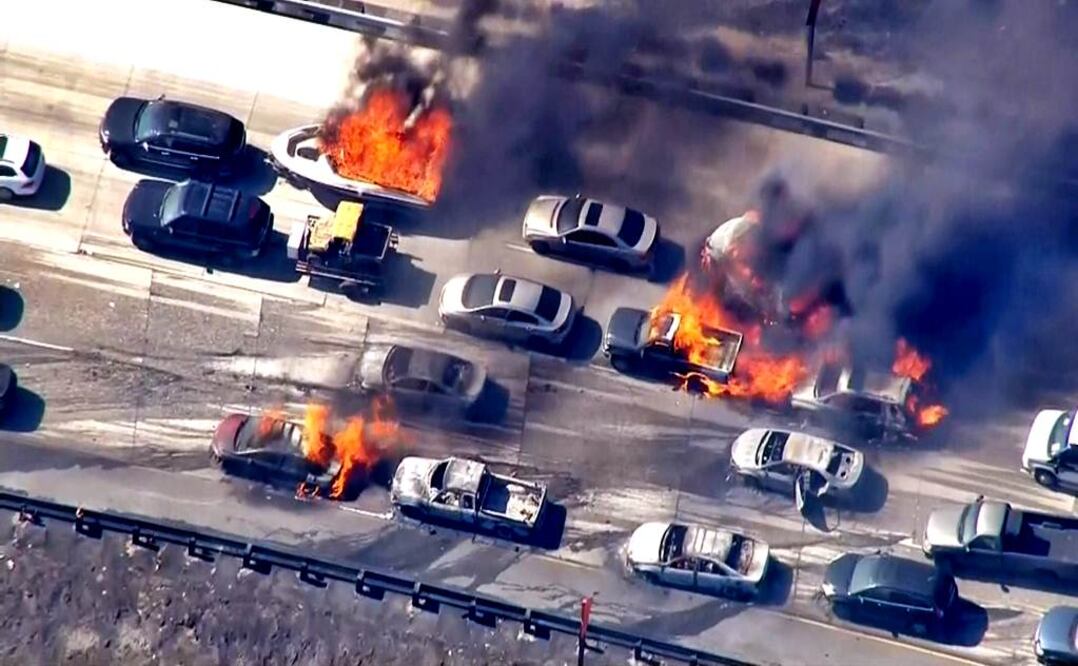 Un incendio forestal alcanzó al menos 10 autos y dos tráileres -uno de los cuales transportaba autos- en la Autopista Interestatal 15 que sale del sur de California a Las Vegas