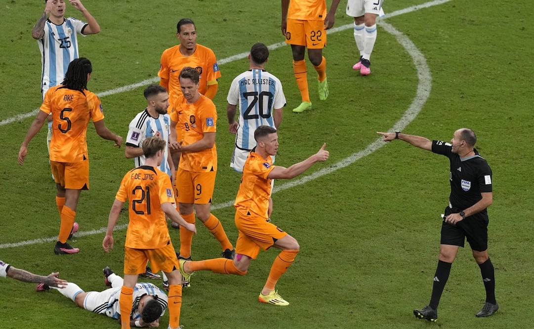 Mateu Lahoz indicando una falta en contra de Argentina al último minuto de partido / Foto: AP