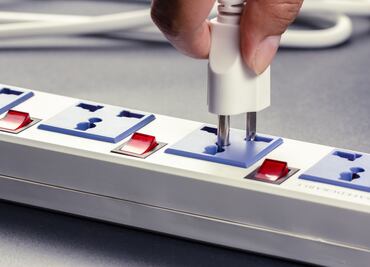Por qué no debes prender y apagar la TV y tus aparatos eléctricos desde el multicontacto