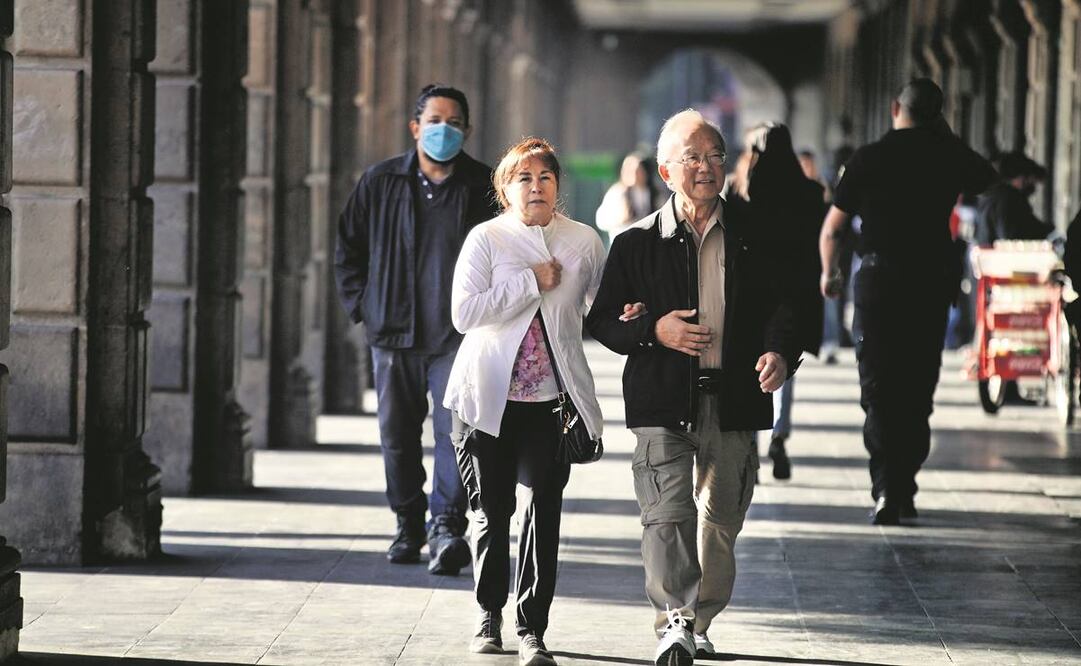Habitantes de la Ciudad de México salieron abrigados a las calles para protegerse de las bajas temperaturas. Foto: Germán Espinosa/ EL Universal