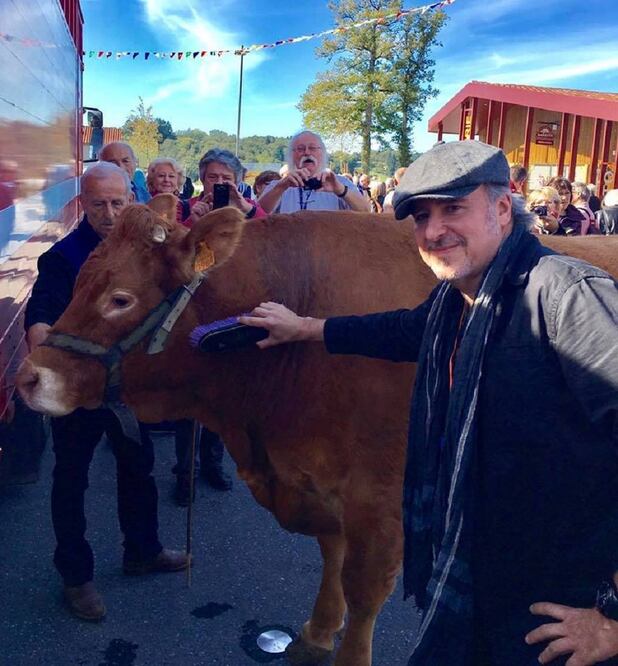 Premian a Boligán en Francia… con una vaca