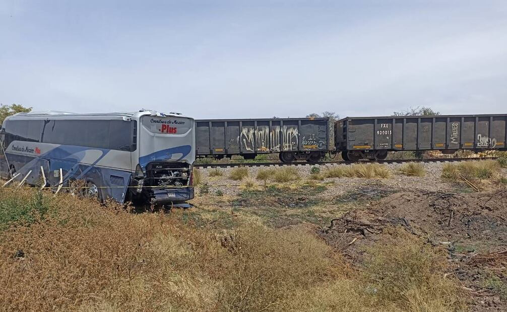 Seis pasajeros más que resultaron con lesiones que no ponen en riesgo sus vidas fueron canalizados a un hospital. Foto: oficiales - EL UNIVERSAL