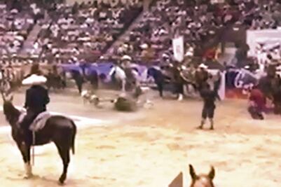 Manuel Velasco Coello cae de un caballo en charrería