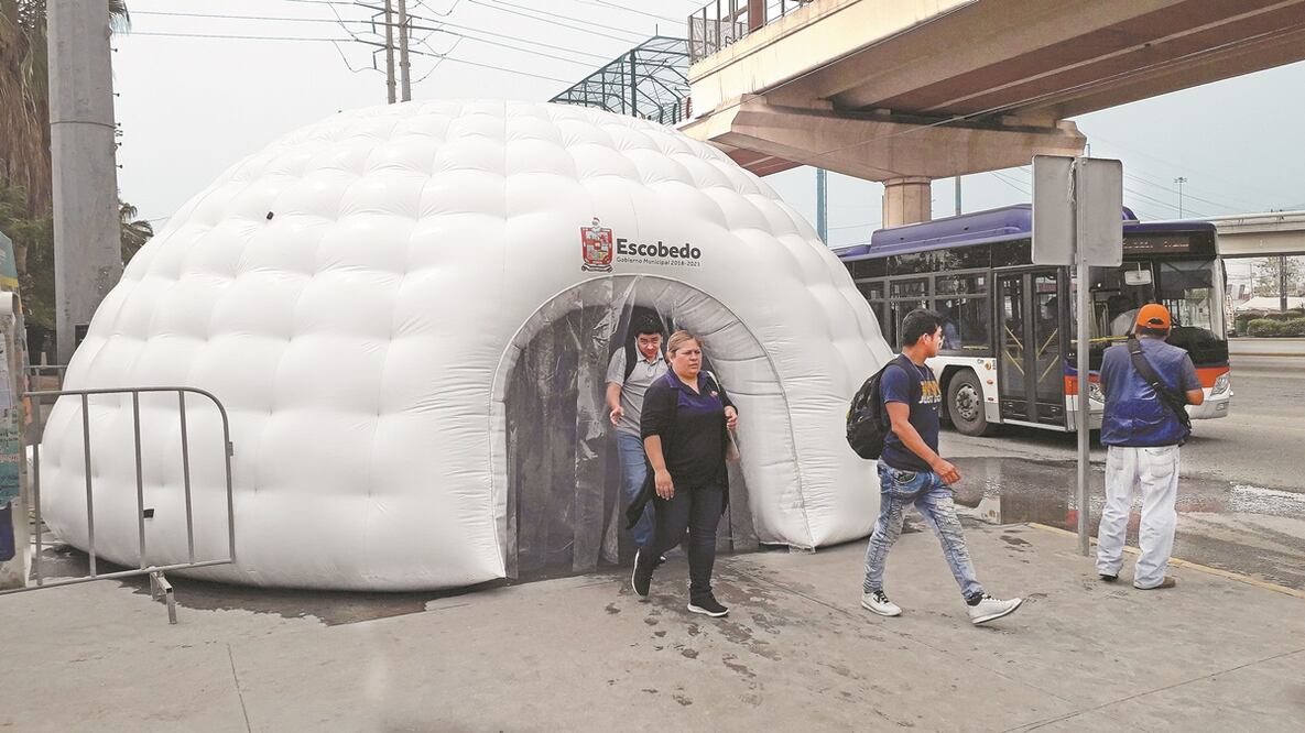 Las instalaciones provisionales funcionan con aspersores que dejan salir una suave brisa de sustancia sanitizante que se impregna en la ropa. Foto: