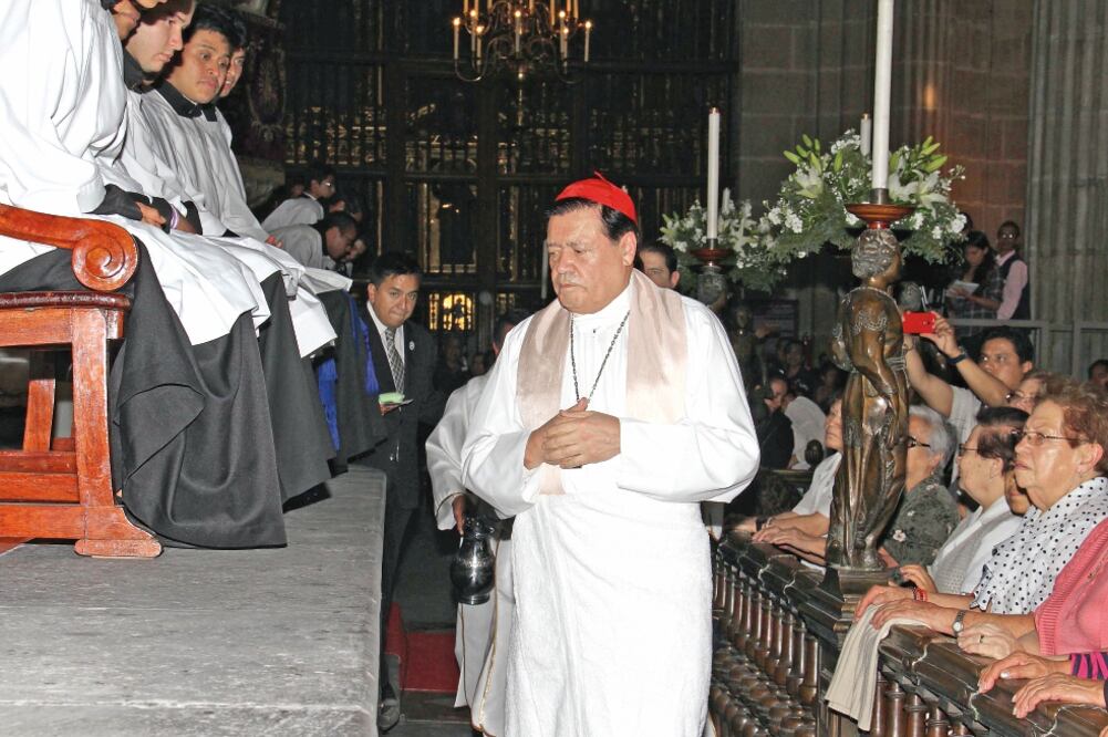 En la misa Crismal, Norberto Rivera bendijo los óleos de los catecúmenos, que son utilizados durante todo el año en las parroquias de la Ciudad de México, igual que el óleo de los enfermos y del Santo Crisma (AGUSTÍN SALINAS. EL UNIVERSAL)