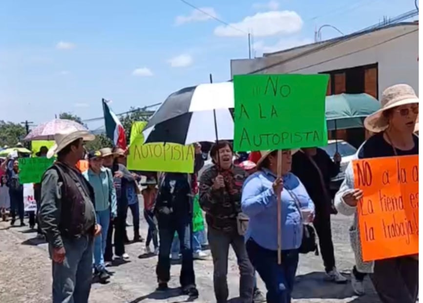 Protesta por construcción de autopista en Hidalgo se torna violenta; vecinos incendian una patrulla. (Foto: especial)