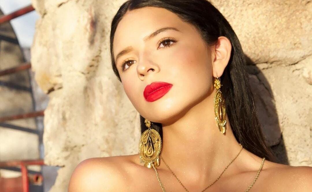 Ángela Aguilar luce una playera Smiley que siempre será tendencia. Foto: Instagram @angela_aguilar_ 