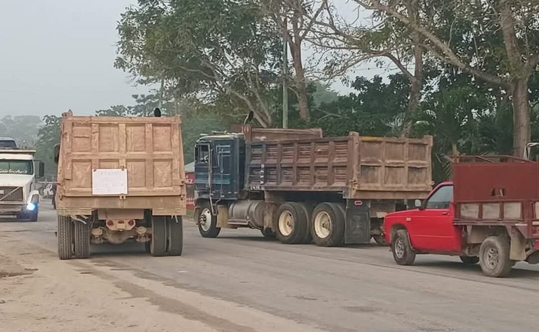 Protesta de volqueteros bloquea carretera en Quintana Roo por adeudos del Tren Maya; no hay paso de Chetumal hacia Escárcega. Foto: Yazmín Rodríguez Galaz