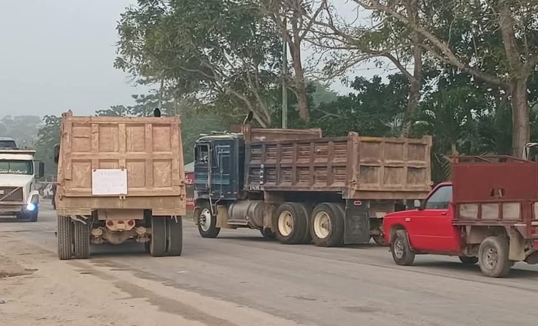 Protesta de volqueteros bloquea carretera en Quintana Roo por adeudos del Tren Maya; no hay paso de Chetumal hacia Escárcega. Foto: Yazmín Rodríguez Galaz