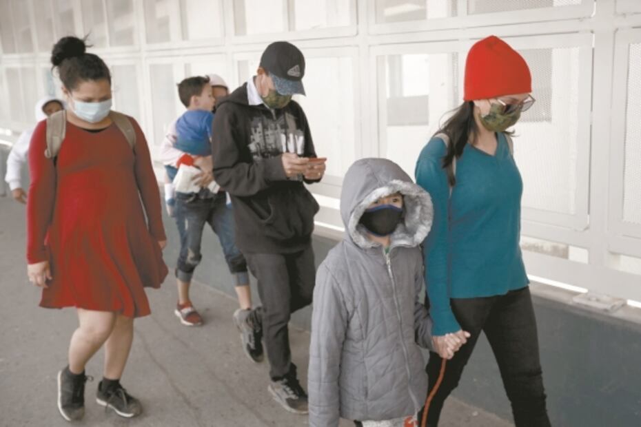 Llegan a EU y autoridades no tardan ni una hora en deportarlos