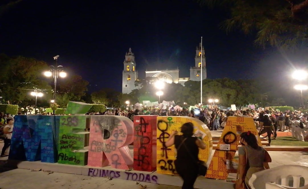 Feministas que apoyan el aborto legal en Yucatan grafitearon predios e incendiaron las letras de Merida, ubicadas en la plaza grande de la ciudad. Foto. Yazmín Galaz. EL UNIVERSAL