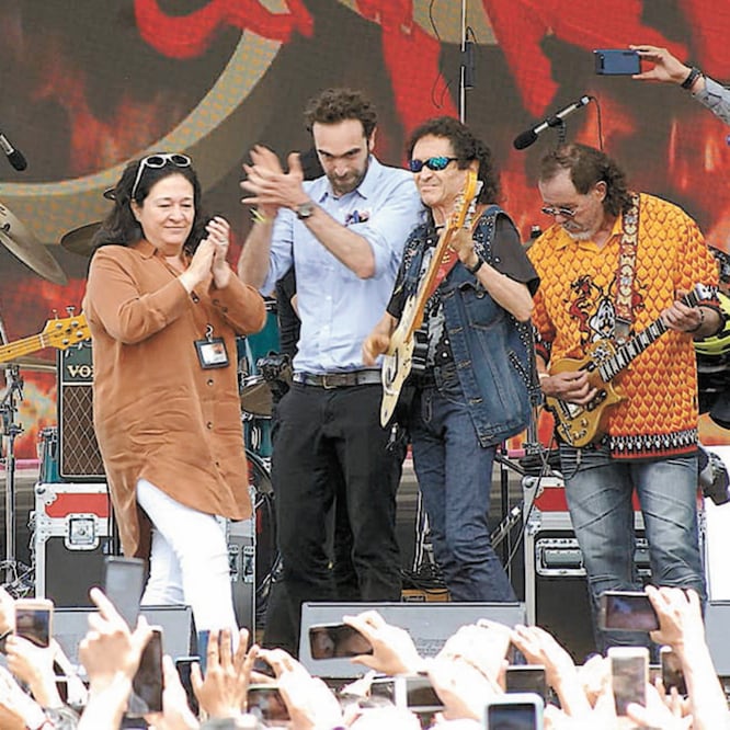 El vocalista Alex Lora invitó al escenario a Florencia Serranía, titular del Metro, y a Andrés Lajous, secretario de Movilidad, para rockear con él. ESPECIAL