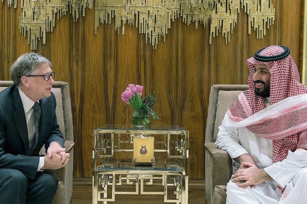 El cofundador de Microsoft, Bill Gates, con el príncipe heredero de Arabia Saudita, Mohammed bin Salman, el martes (REUTERS)