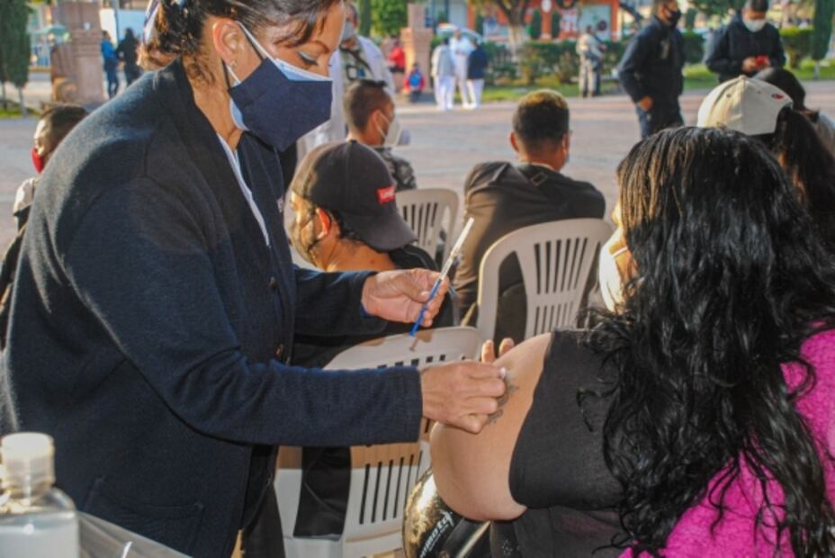 Vacunan contra Covid-19 a 16 mil 500 treintañeros en Valle de Chalco 
