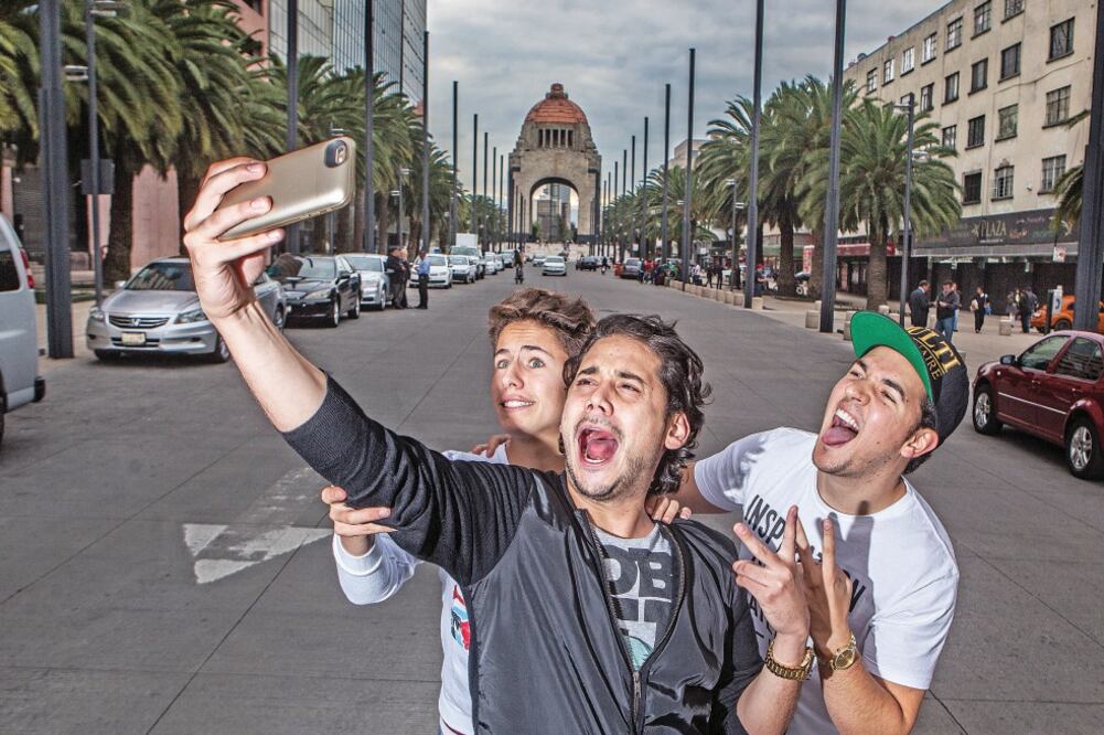 Los videos de Juanpa Zurita, Rix y Juca llegan a superar el millón de vistas y ahora hasta los reconocen en la calle (GERMAN ESPINOSA. EL UNIVERSAL)