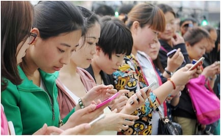 Usuarios de red social china Weibo reciben advertencias contra "pesimismo" económico