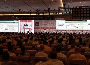 Sheinbaum sale airosa de su primer encuentro con banqueros; sin porras ni carteles, pero con el "aplauso empresarial"