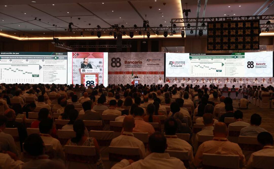 La presidenta de México, Claudia Sheinbaum, participa en el foro 'La banca y su aportación al desarrollo de México' durante la 88 Convención Bancaria, en Nuevo Vallarta. Foto: EFE