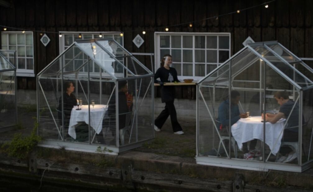 Restaurante europeo instala “cajas” de cristal para mantener la distancia