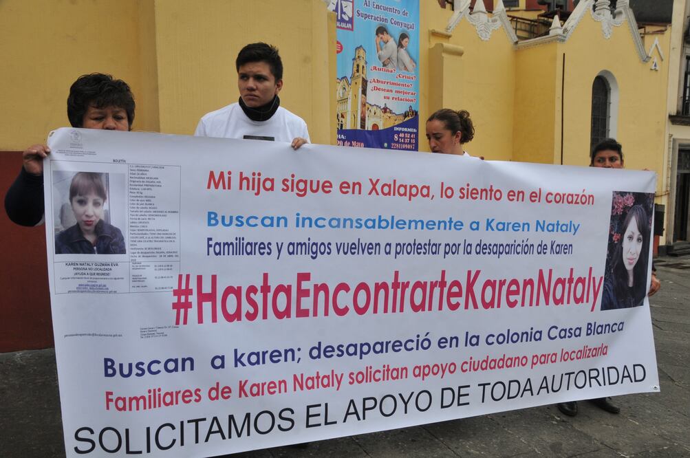 Los familiares de Karen, quien desapareció el pasado 28 de abril, se manifestaron frente a palacio de Gobierno para exigir se le buscara (Foto: Especial)