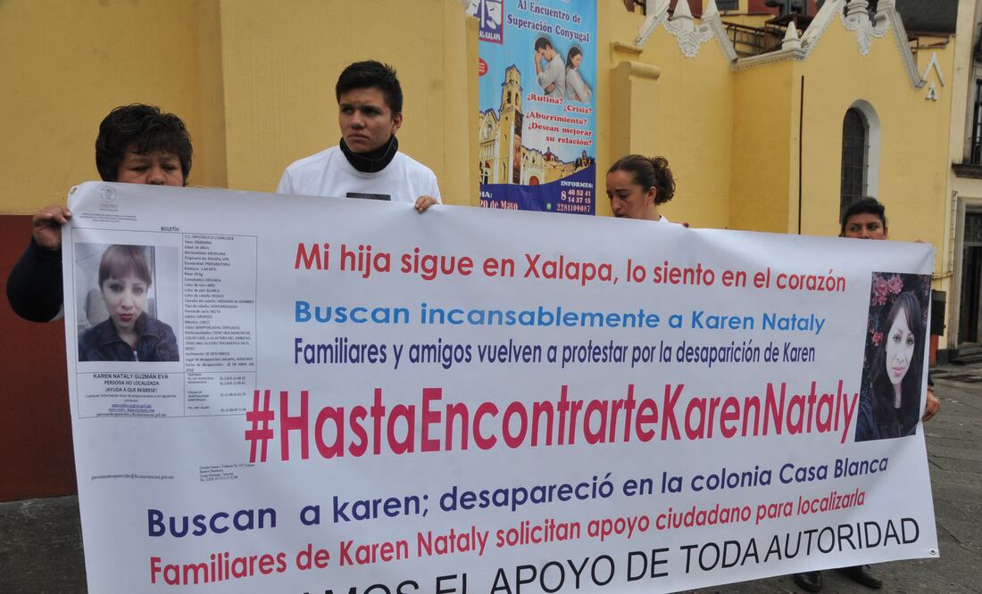 Los familiares de Karen, quien desapareció el pasado 28 de abril, se manifestaron frente a palacio de Gobierno para exigir se le buscara (Foto: Especial)