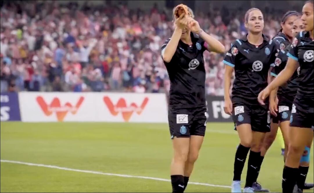 ALICIA CERVANTES ANOTÓ Y FESTEJÓ COMO EL BOFO BAUTISTA - FOTO: ESPECIAL