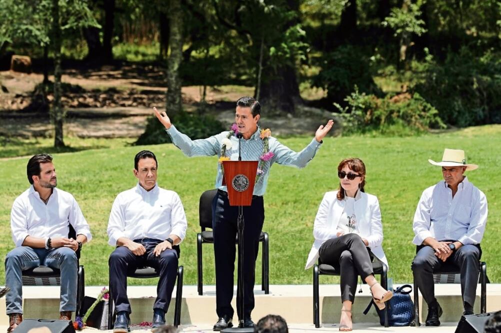 El presidente Enrique Peña Nieto estuvo acompañado en el parque nacional El Chico, por el titular de la Semarnat, Rafael Pacchiano (LUCÍA GODÍNEZ. EL UNIVERSAL)