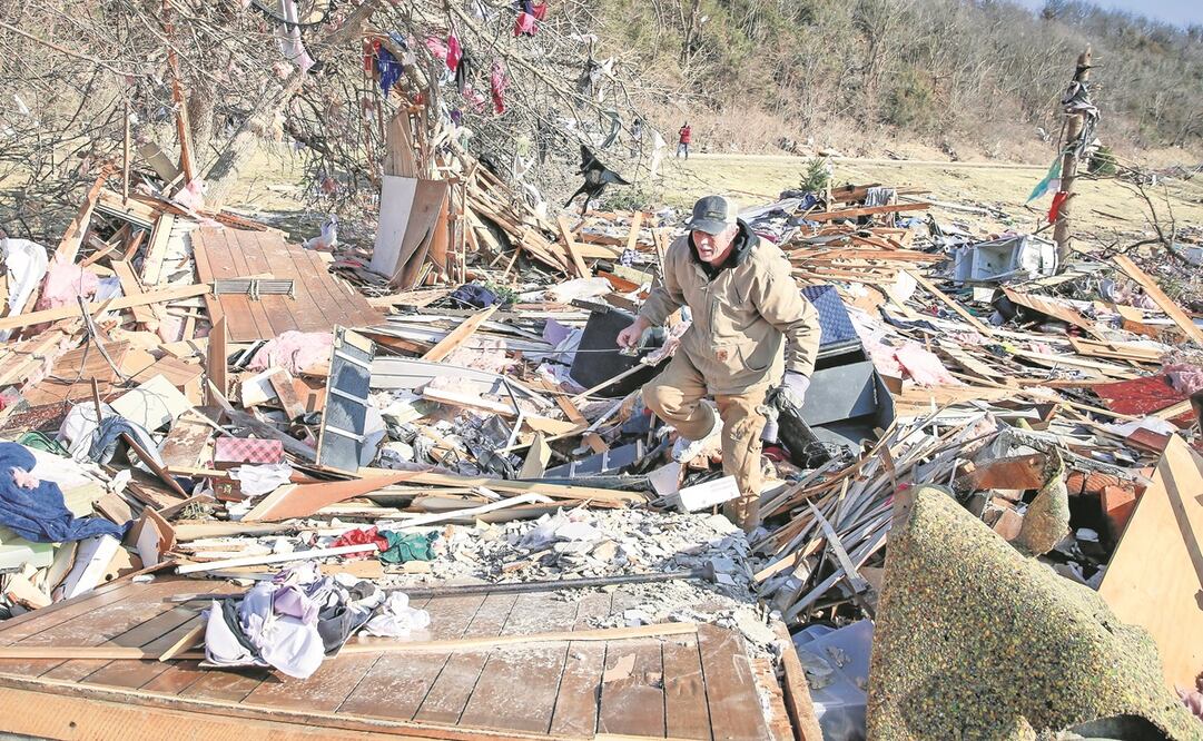 Empleados y lugareños realizaban ayer trabajos de limpieza en Winterset, Iowa, tras el paso de un tornado que impactó el suroeste de la población, causando grandes daños, el sábado. Foto: AP