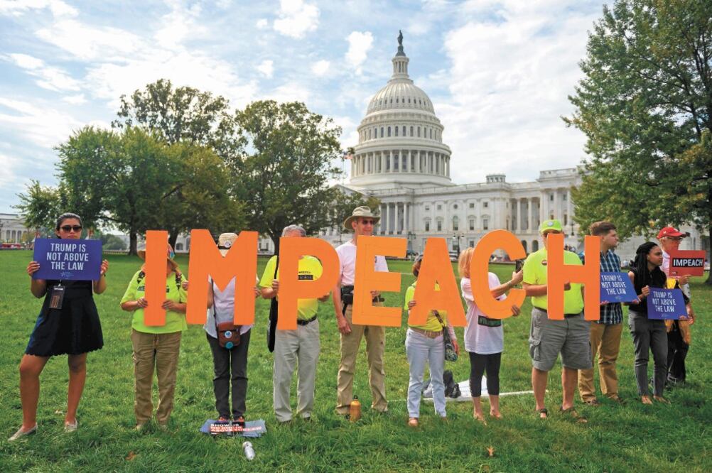 Manifestantes que apoyan el proceso de impeachment contra el presidente Donald Trump, ayer ante el Capitolio en Washington. Foto/ANDREW CABALLERO-REYNOLDS. AFP