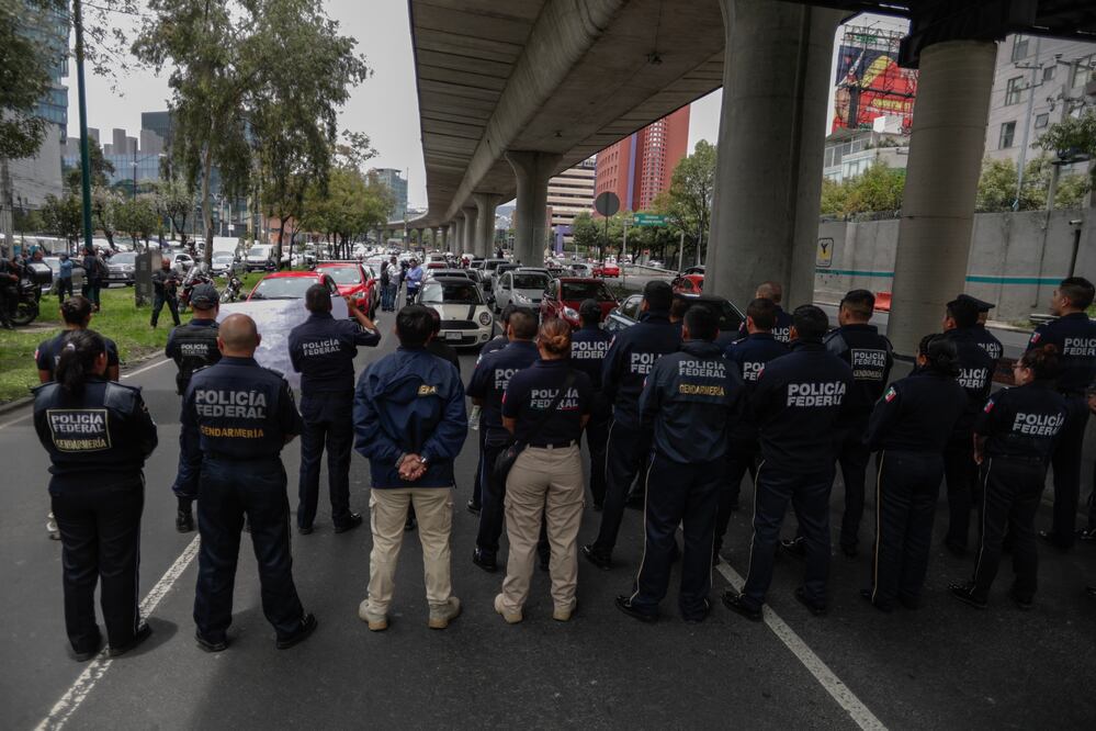Policías federales se manifiestan frente a la sede de la Comisión Nacional de Seguridad en Periférico 3648 / Ivan Stephens. El Universal