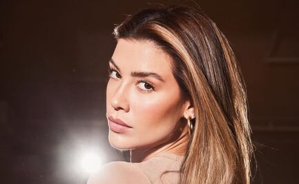 Copia el look de invierno de Michelle Salas, con minifalda y botas XL