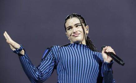 ¿Y esa cara Rosalía?: La cantante genera gran alboroto a su llegada a la CDMX