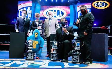 El Kemonito recibe la Copa Bobby Bonales, en la fiesta de la Arena México