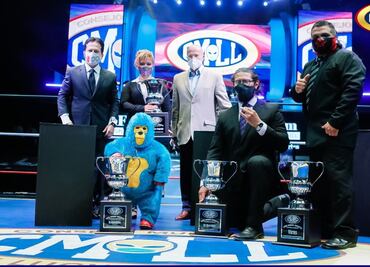 El Kemonito recibe la Copa Bobby Bonales, en la fiesta de la Arena México