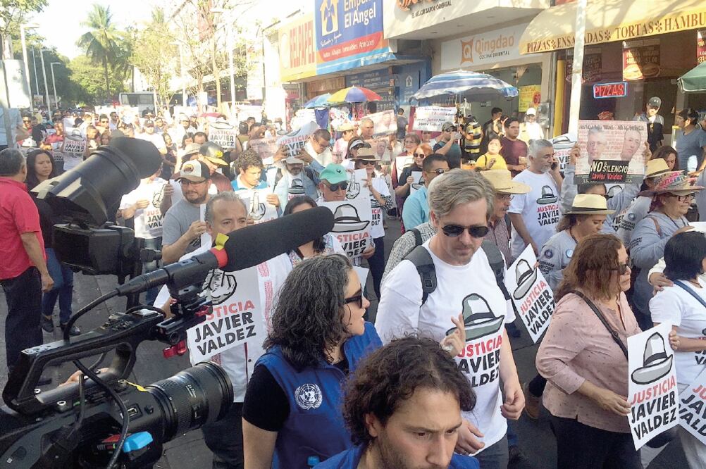 Familiares y miembros de organismos nacionales de periodistas exigieron el esclarecimiento del asesinato del cofundador del semanario Río Doce. (JAVIER CABRERA. EL UNIVERSAL)