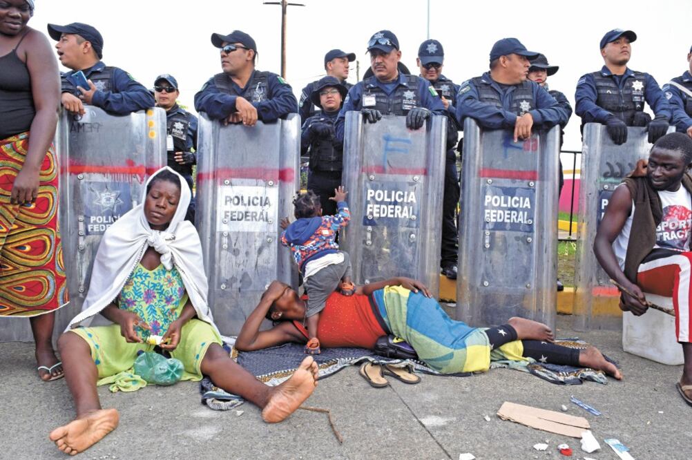 Migrantes de Haití y África fueron bloqueados por la policía de Tapachula, Chiapas, cuando protestaban frente al centro de detención migratorio Siglo XXI, para exigir a las autoridades que aceleren sus visas humanitarias. Foto/JOSÉ TORRES. REUTERS
