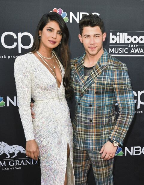 Las parejas famosas también se enamoran por mensajes en redes sociales